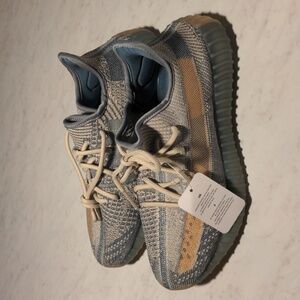 NWOT Adidas Yeezy Boost 350 V2 Men's 9 1/2 LSRAFIL